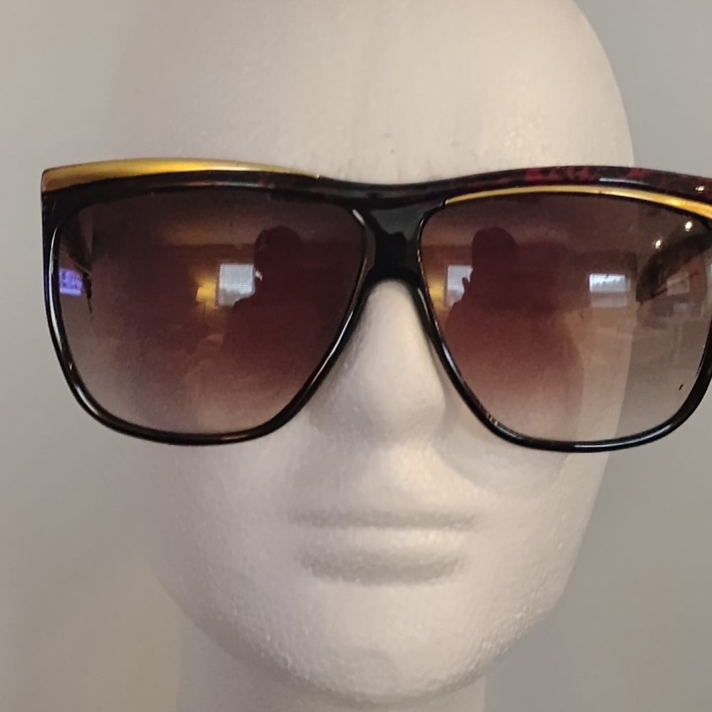New Vintage Black/Gold Women's Sunglasses NOS - Picture 2 of 4